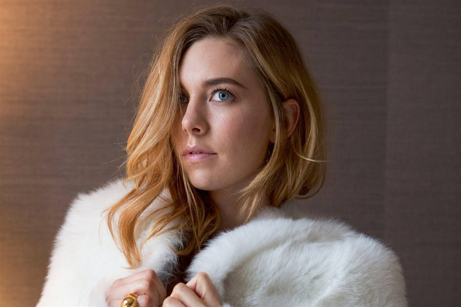 ären populär skådespelerska som är känd för sin roll i Netflix-serien "The Crown". Om du vill ha en cool och elegant bakgrund till din dator eller mobiltelefon, kan du välja en tapet med Vanessa Kirby som motiv. Du kan hitta många olika tapeter med henne på nätet, så leta efter en stil som passar dig och dina enheter. Med en fin Vanessa Kirby tapet kan du visa upp din kärlek till denna berömda skådespelerska och samtidigt ha en cool och attraktiv bakgrund på din dator eller mobil.