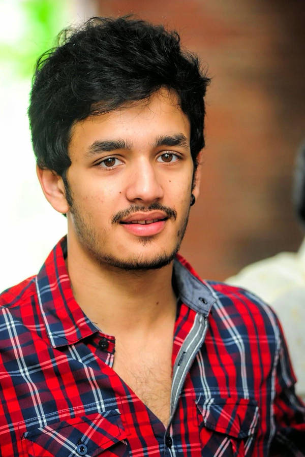 AkhilAkkineni entknöpftes Hemd
