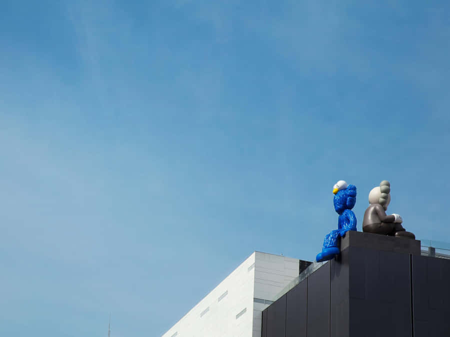 Esculturas Kaws Azuis e Cinzas em Prédio