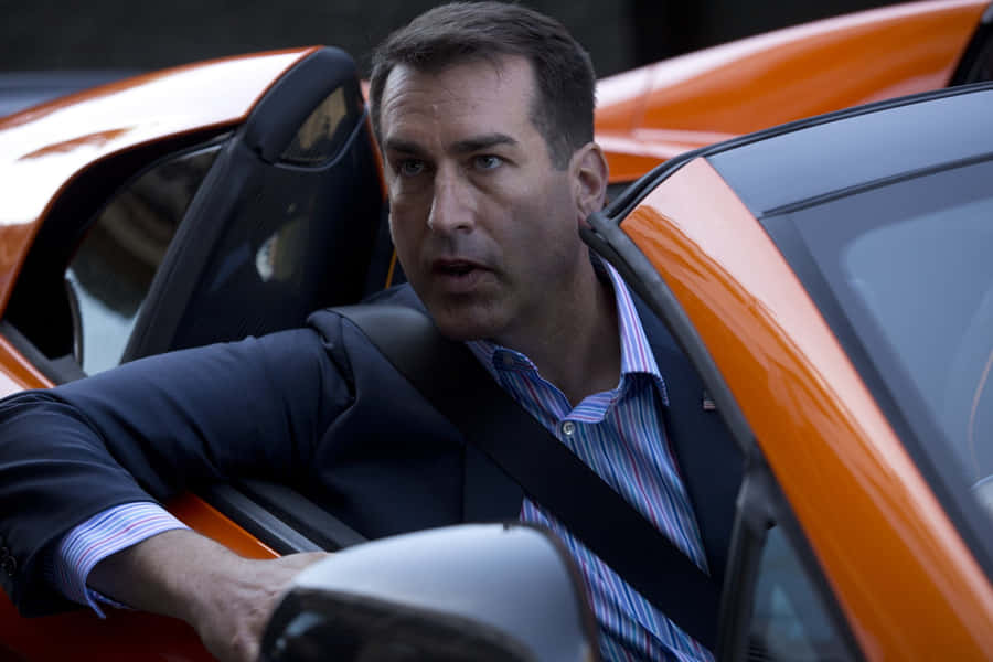 "Einglücklicher Rob Riggle genießt einen Lacher"