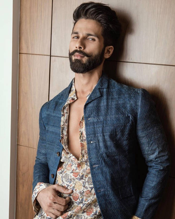 Download Hot Indian Actor Shahid Kapoor Wallpaper 