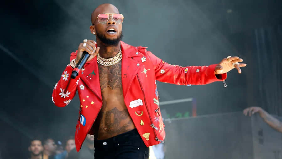 Tory Lanez che Si Esibisce dal Vivo con Giacca Rossa