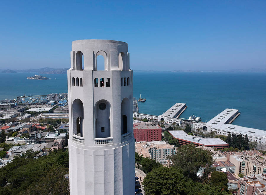 Ammirale spettacolari vedute alla Torre Coit di San Francisco