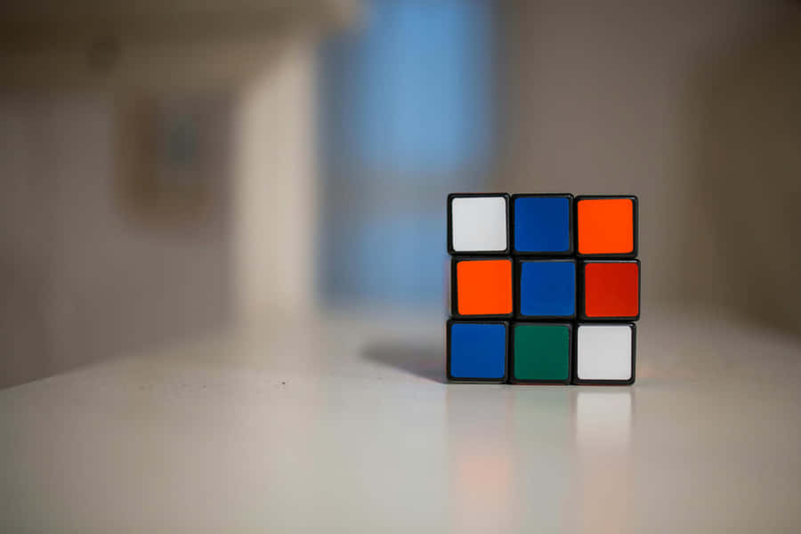 Cubo de Rubik Não Resolvido na Mesa