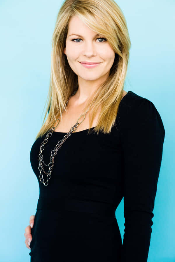 CandaceCameron Bure sorride brillantemente in una splendida sessione fotografica.