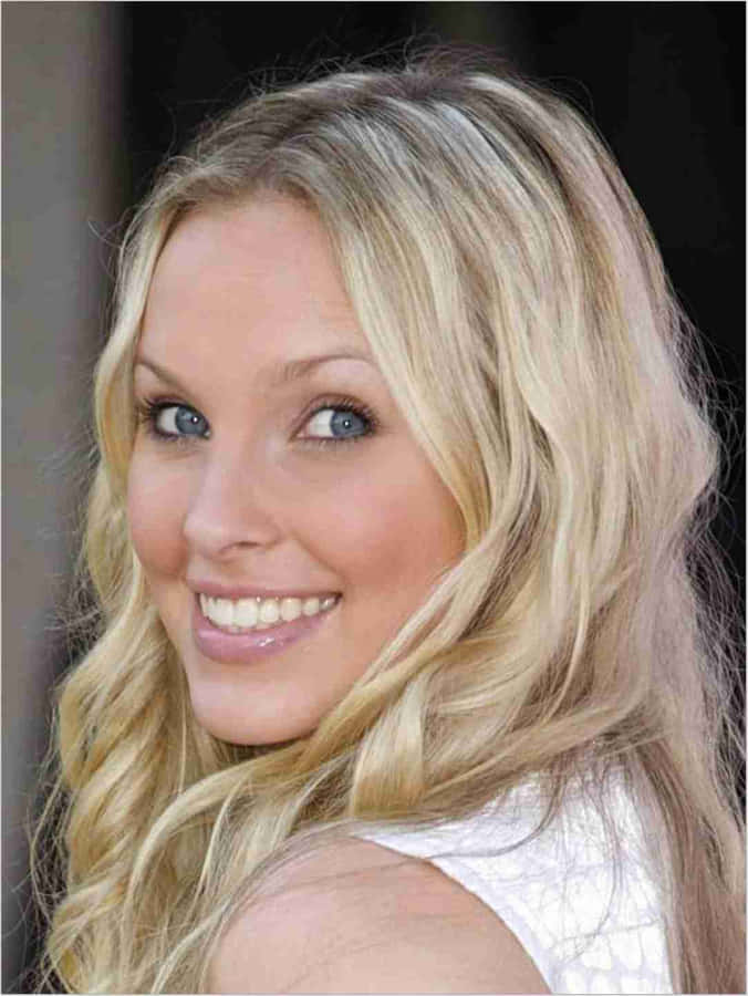 Lächelnde blonde Frau Porträt