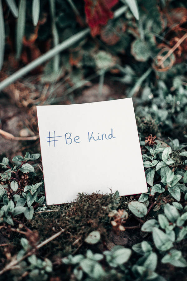 "MentalHealth Hashtag" translates to "Mental hälsa hashtag" in Swedish. När det gäller dator- eller mobilbakgrundsbilder kan du använda den här hashtaggen för att söka efter inspirerande bilder som främjar mental hälsa. Det finns många alternativ tillgängliga som kan hjälpa dig att uttrycka dina känslor och stärka din mentala hälsa. Varje dag kan du byta ut bakgrundsbilden för att påminna dig själv om att ta hand om din mentala hälsa.
