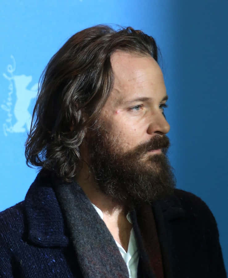 SkuespillerenPeter Sarsgaard på et closeup fotografi.