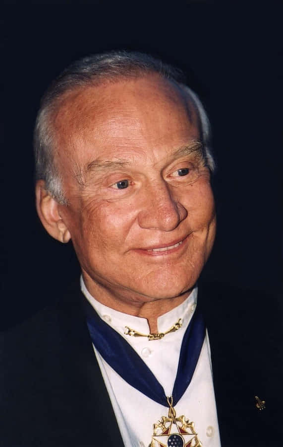Ritratto di Buzz Aldrin con Medaglia