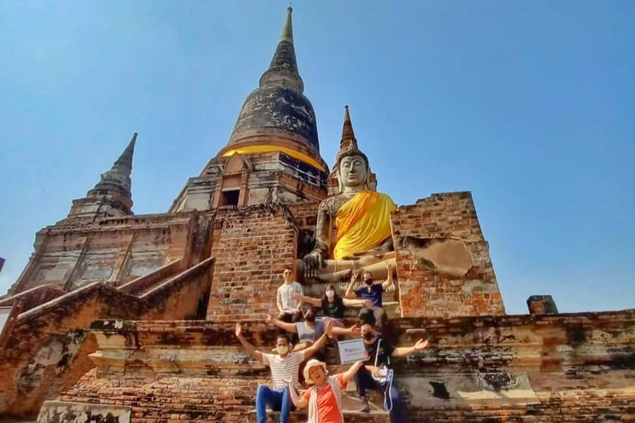 Visitantes do Parque Histórico de Ayutthaya e Estátua de Buda