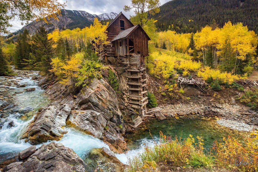 Immaginedi una piccola cabina su un paesaggio naturale