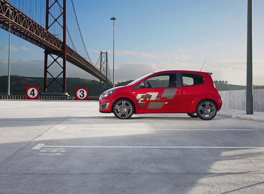 Sfondo del Ponte con Renault Twingo Rosso