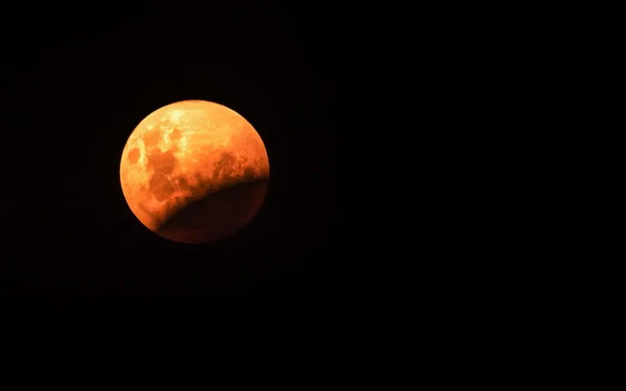 Half lunar eclipse wallpaper