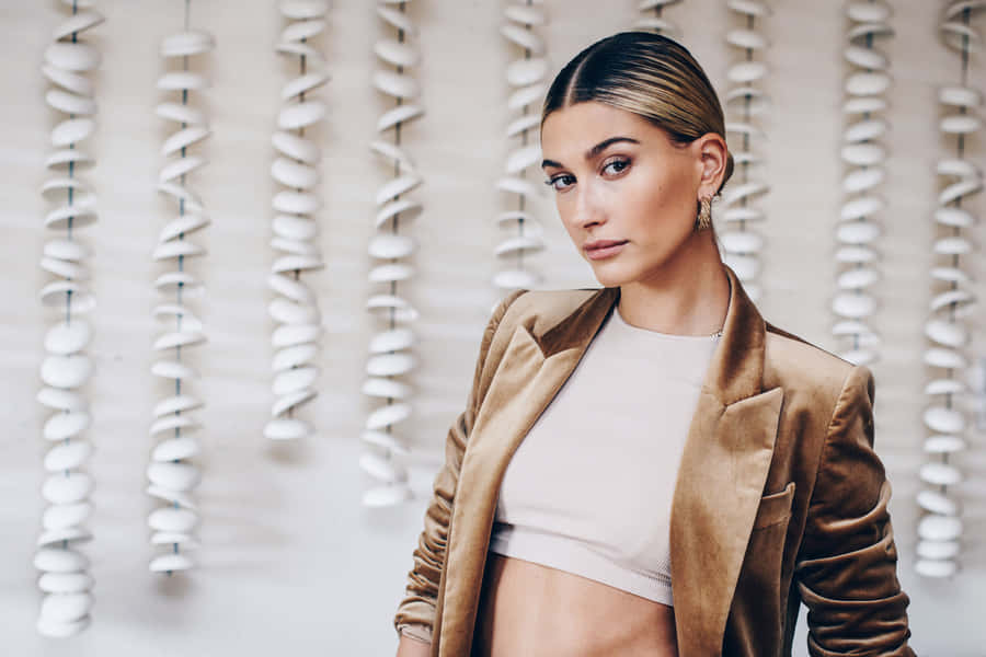 Hailey Baldwin posiert vor einer Kulisse mit der nächtlichen Stadtsilhouette.