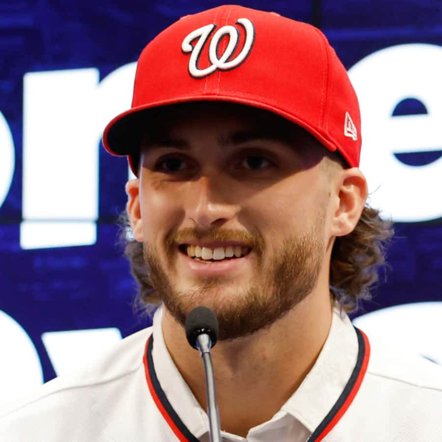 Baseballmütze lächelnder Mann Pressekonferenz