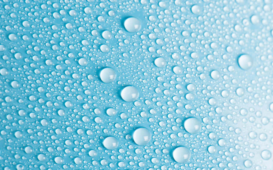 Eineinzelner schimmernder Wassertropfen.