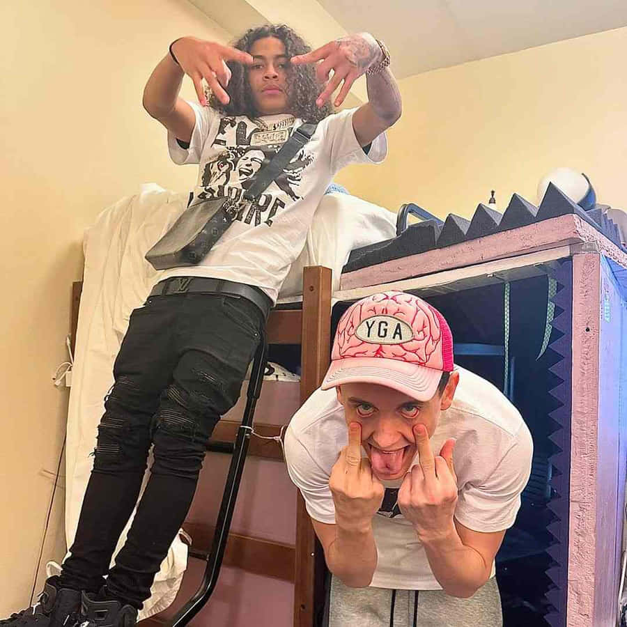 Duo Giovane con Gesto Giocoso