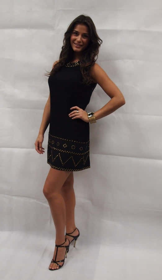 Donna Elegante in Abito Nero