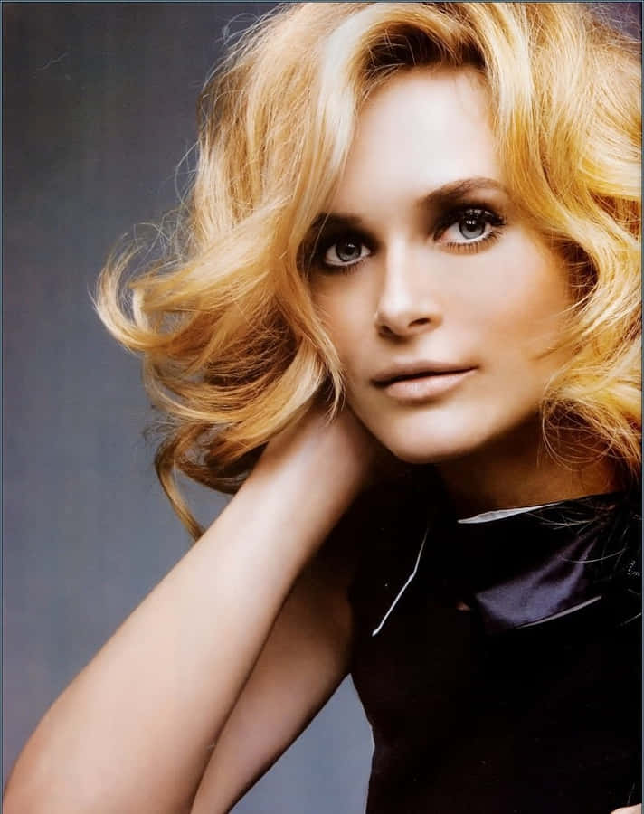 Donna Bionda che Posa Elegante