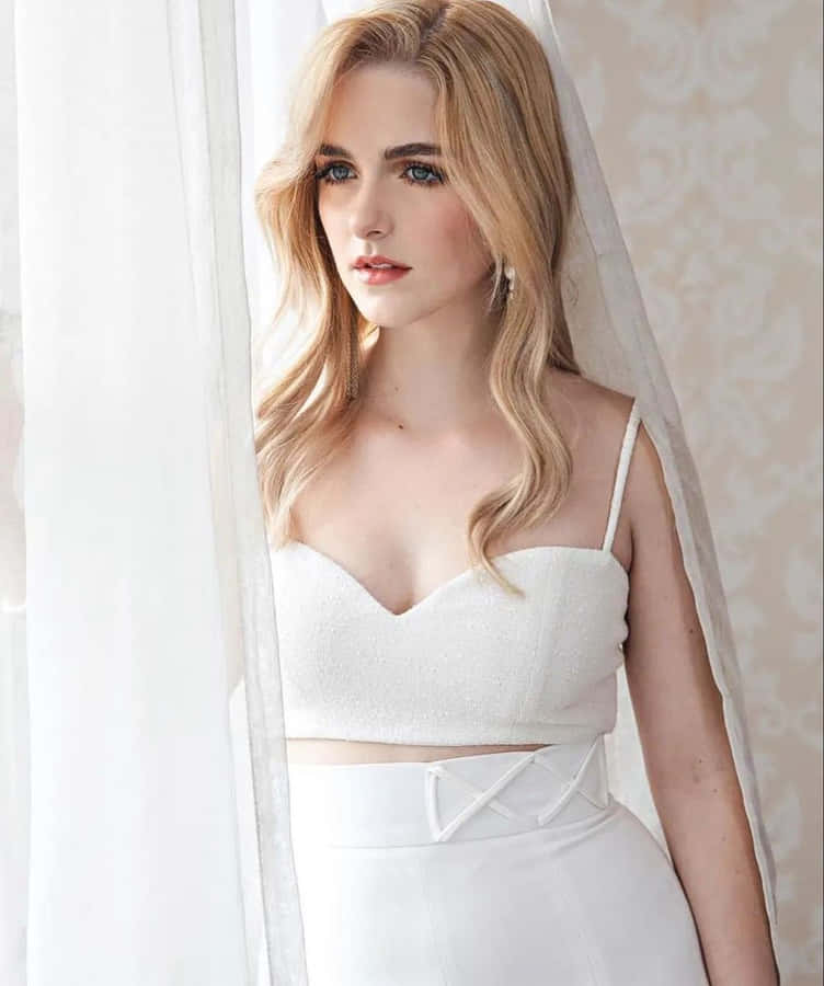 Donna Bionda Elegante in Abito Bianco