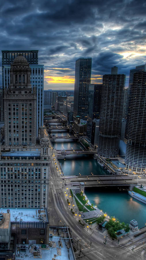 Céunublado sobre o rio de Chicago.