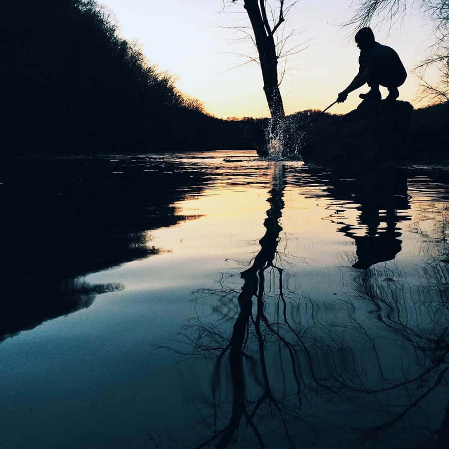 Imagemde um homem pescando com reflexo