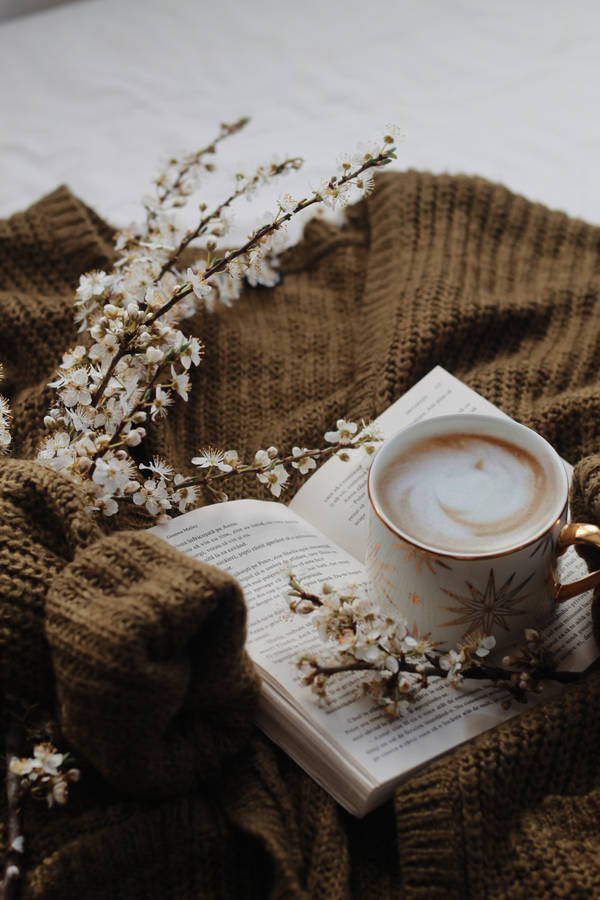 PreppyAesthetic Coffee Sweater kan översättas till "Stilren Kaffe Sweater". Detta kan vara en passande titel för en tapet eller bakgrundsbild som visar en mugg kaffe i en tröja med en preppy/estetisk känsla.