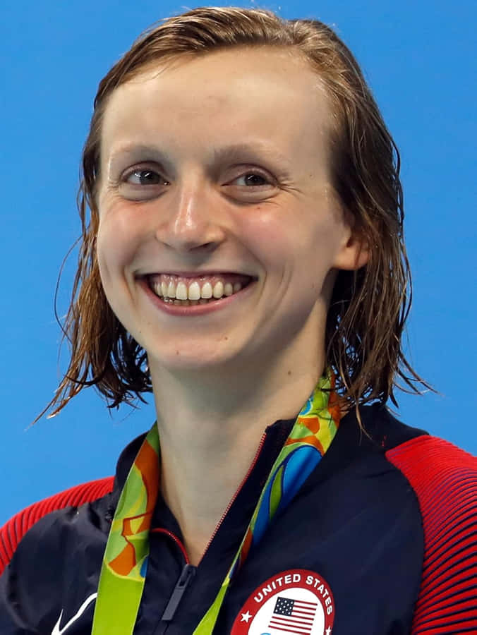 Nadadora Olímpica Sorrindo com Medalha