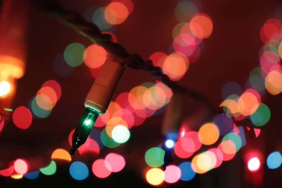Einewunderschöne Weihnachtslicht-Show, die festliche Farben und Fröhlichkeit präsentiert.