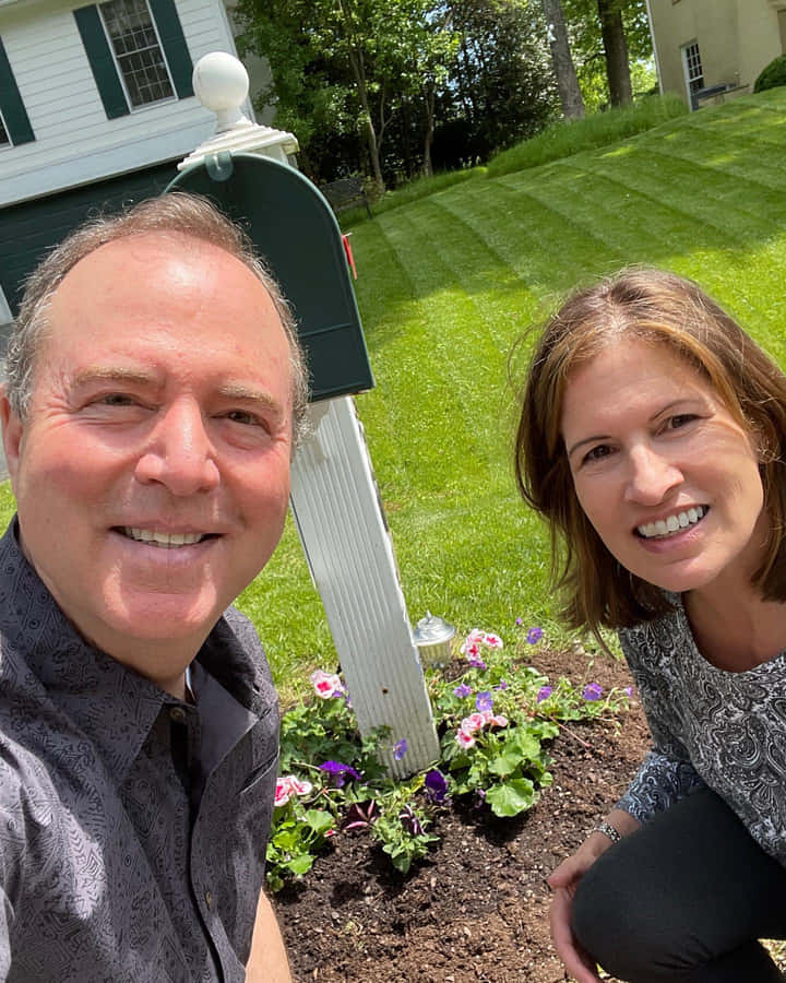AdamSchiff e sua esposa tiram uma selfie.