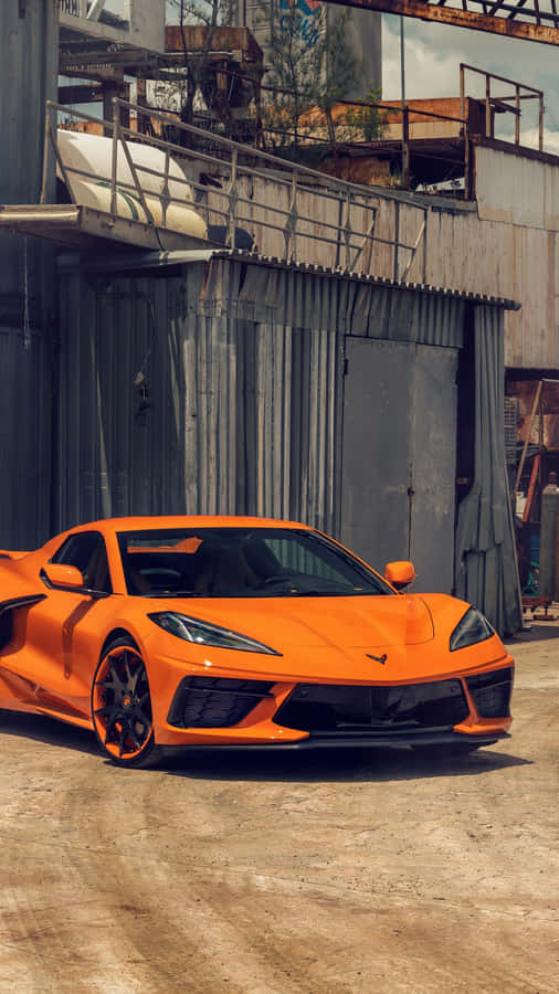 Orange Corvette C8 Industrielt Baggrund