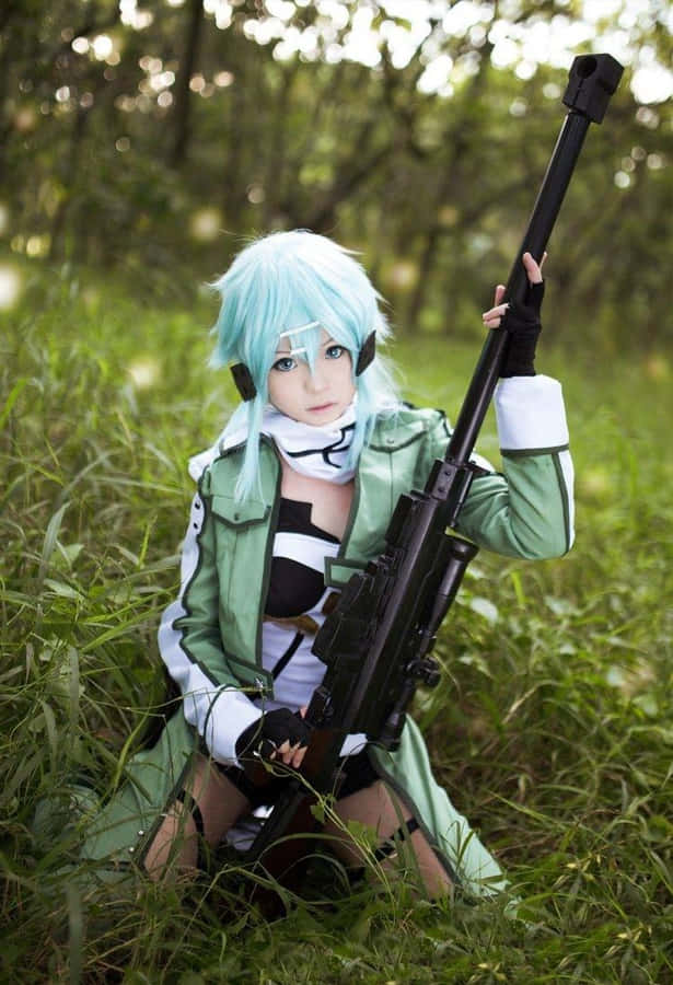 Cosplayer de Anime com Cabelo Azul e Rifle