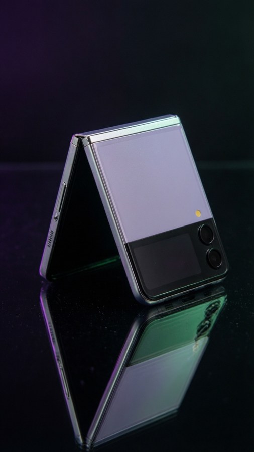 Elegant Z Flip 5 vikt på svart med iridescent reflektioner