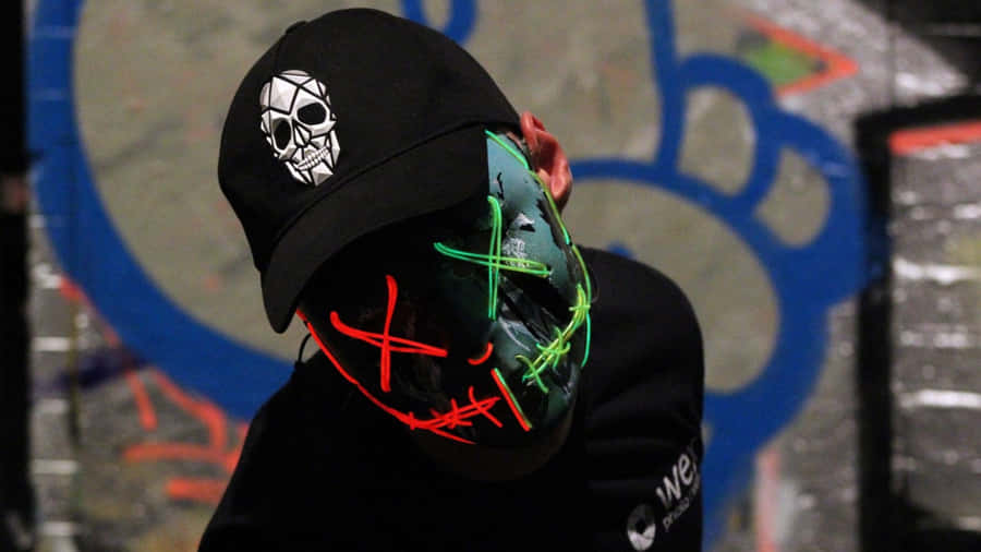 Homemmascarado com um boné preto com o logotipo de caveira