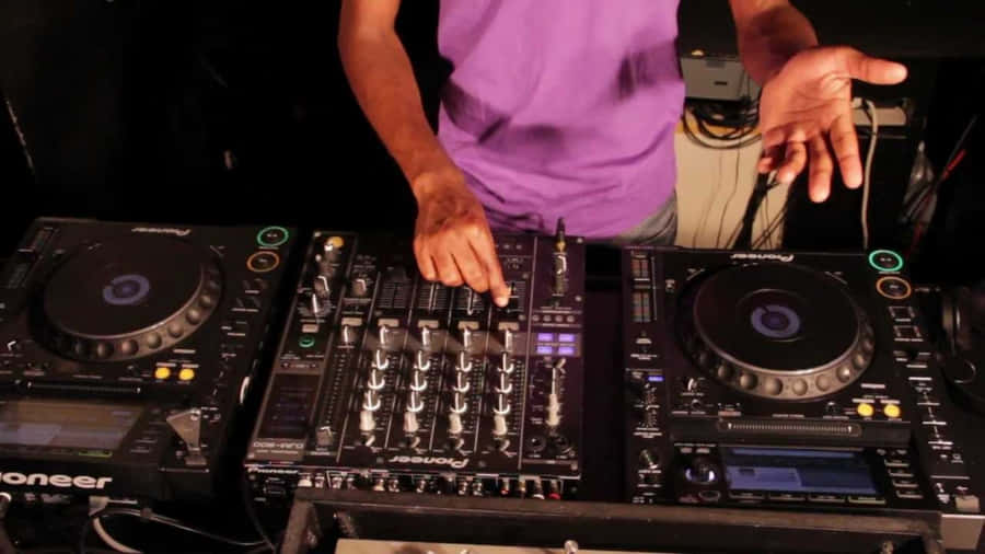 Imagemde DJ mixando música para papel de parede de computador ou celular.