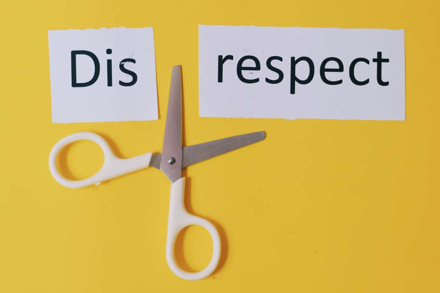 Scheremit dem Wort "Respektlosigkeit" darauf
