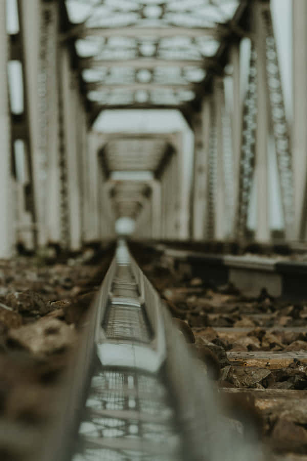 Ponte de Ferro Escura e Melancólica com Ponto de Fuga.jpg