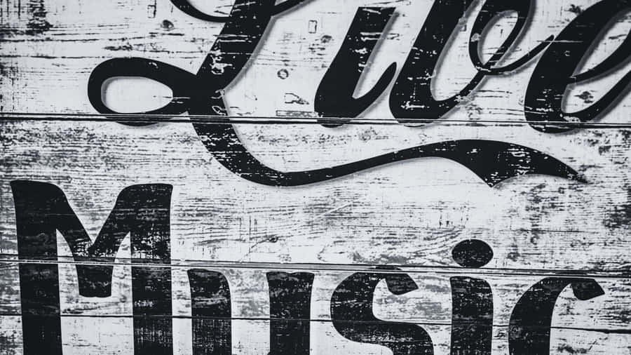 Unarappresentazione artistica in bianco e nero di uno strumento musicale, il pianoforte, e onde sonore melodiose che si irradiano da esso.