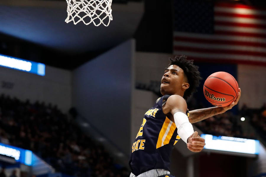 Tapet af Ja Morant One-Handed Dunk: Nyd udsigten til Ja Morant mens det kaster en enkelthåndsdunk med dette dynamiske tapet.
