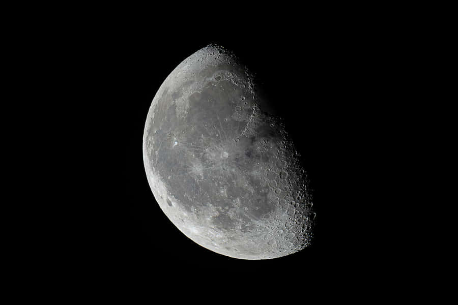 Luna Gibbosa Calante nel Cielo Notturno