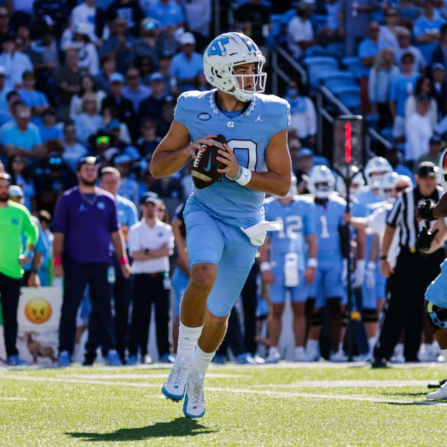 Quarterback Drake Maye em Ação