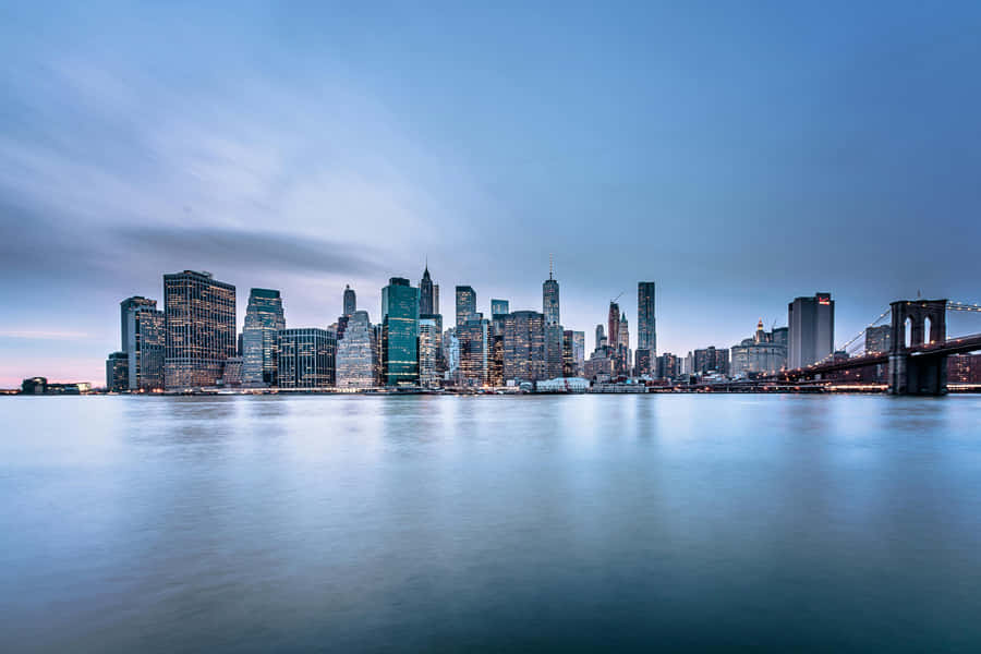 Dämmerungsansicht der Stadt mit Skyline am Wasser