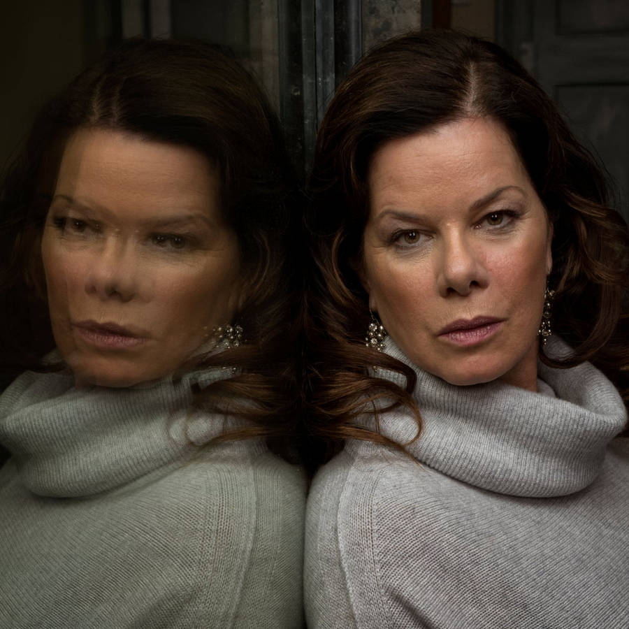 MariaGay Harden Reflection skulle översättas till Maria Gay Harden Reflektion. Detta kan användas för att namnge en dataskärms eller mobil tapet som har en bild av Maria Gay Harden i reflektion.