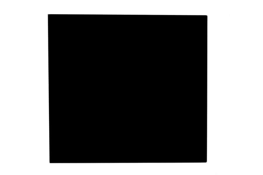 umquadrado preto em um fundo branco