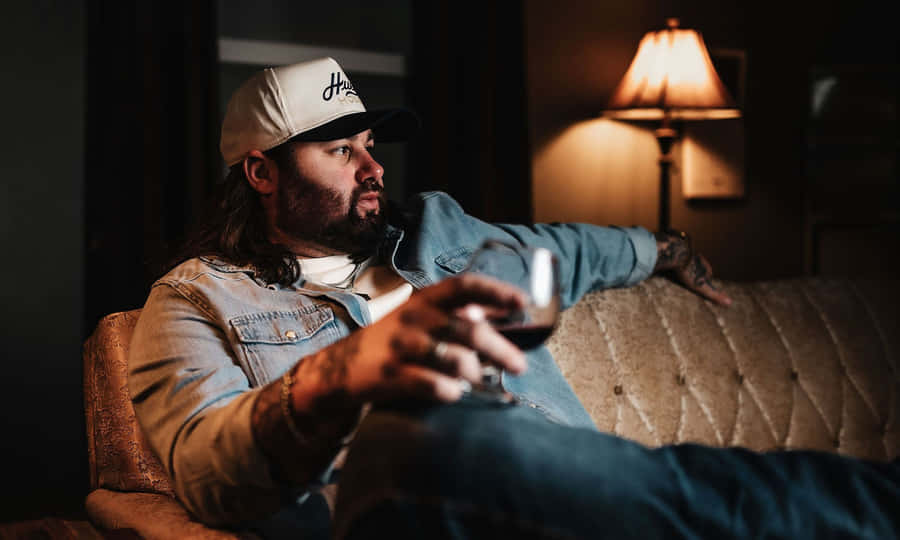 Homem Relaxando com Vinho
