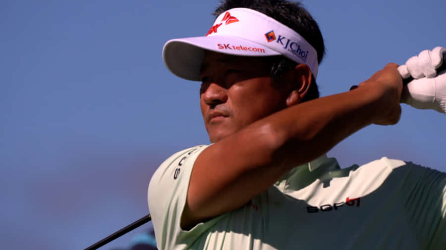 KJ Choi viser profil mens han spiller golf
