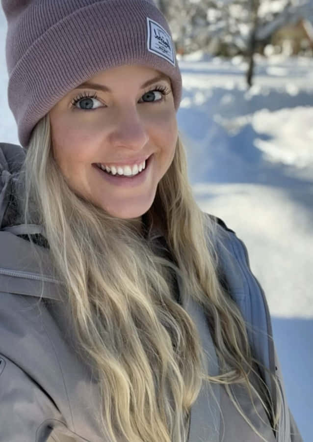 Selfie de Inverno Mulher Sorrindo com Gorro
