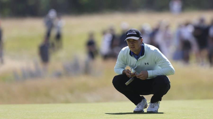 JordanSpieth Observando O Putting Green
