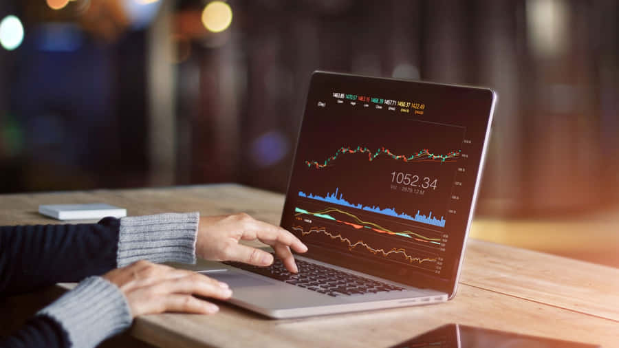 Umapessoa está usando um laptop com um gráfico nele.