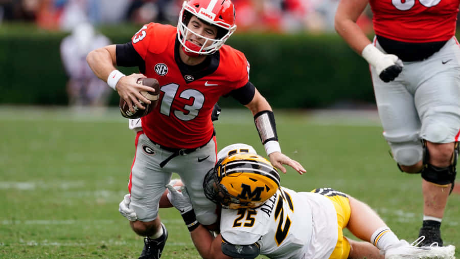 College Football Quarterback weicht Tackle aus